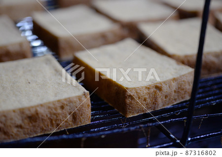 島豆腐　豆腐　石垣　沖縄　製造　食品　大豆　豆　たんぱく質　工場 87316802