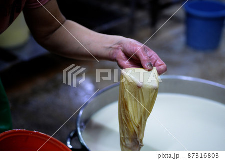 島豆腐の湯葉 豆腐 石垣 沖縄 製造 食品 大豆 豆 たんぱく質 工場 島豆腐の湯葉 豆腐 石垣 沖縄 製造 食品 大豆 豆 たんぱく質 工場 87316803