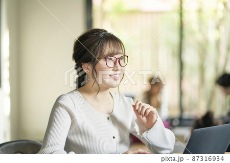 ビジネスシーン　女性 87316934
