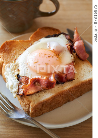 ベーコンエッグトースト 87316975