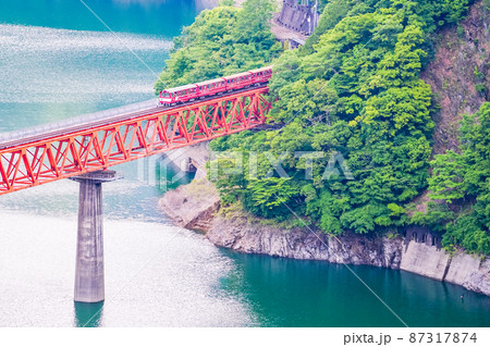 （静岡県）大井川鐵道レインボーブリッジ　奥大井湖上駅と列車 87317874
