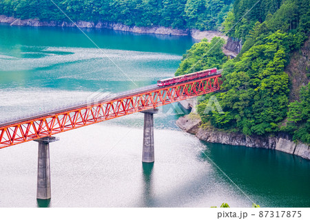 （静岡県）大井川鐵道レインボーブリッジ　奥大井湖上駅と列車 87317875