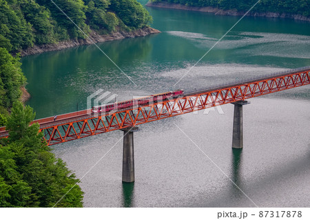 （静岡県）大井川鐵道レインボーブリッジ　奥大井湖上駅と列車 87317878