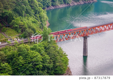 （静岡県）大井川鐵道レインボーブリッジ　奥大井湖上駅と列車 87317879