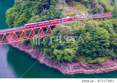 （静岡県）大井川鐵道レインボーブリッジ　奥大井湖上駅と列車 87317881