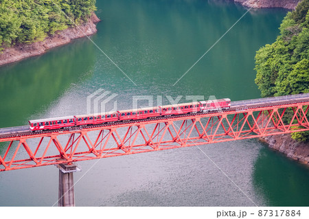 （静岡県）大井川鐵道レインボーブリッジ　奥大井湖上駅と列車 87317884