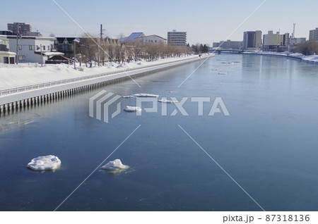 凍結した厳冬期の網走川 凍結した厳冬期の網走川 87318136