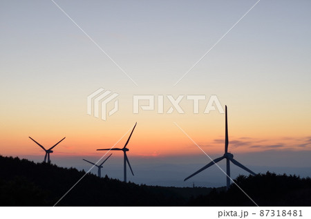 三重県　青山高原　風車と夕焼 87318481