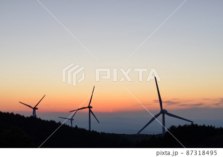 三重県 青山高原 風車と夕焼 三重県 青山高原 風車と夕焼 87318495