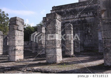 mayan pyramid in Chichen Itza ruins, Yucatan, Mexico mayan pyramid in Chichen Itza ruins, Yucatan, Mexico 87318513