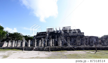 mayan pyramid in Chichen Itza ruins, Yucatan, Mexico 87318514