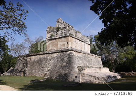 mayan pyramid in Chichen Itza ruins, Yucatan, Mexico mayan pyramid in Chichen Itza ruins, Yucatan, Mexico 87318569
