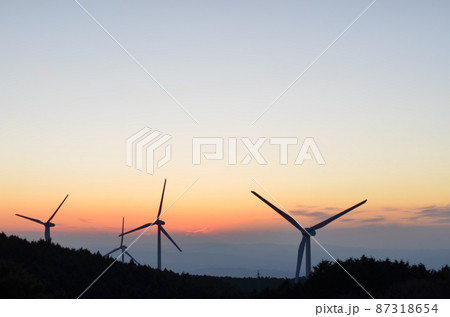 三重県 青山高原 風車と夕焼 三重県 青山高原 風車と夕焼 87318654