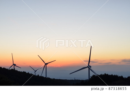 三重県　青山高原　風車と夕焼 87318655