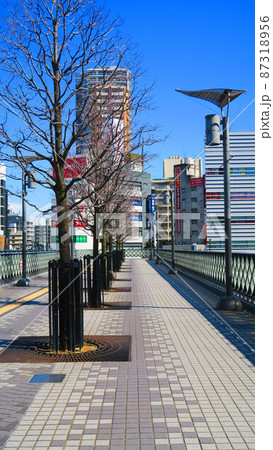 埼玉県川口市のJR東日本の川口駅とその周辺の風景 87318956