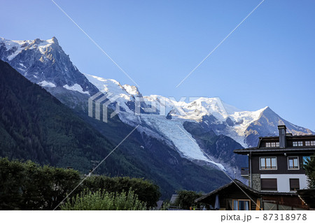 フランス　シャモニー　氷河を麓から望む 87318978