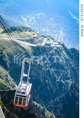 フランス　シャモニー　ケーブルカーに乗る 87319056