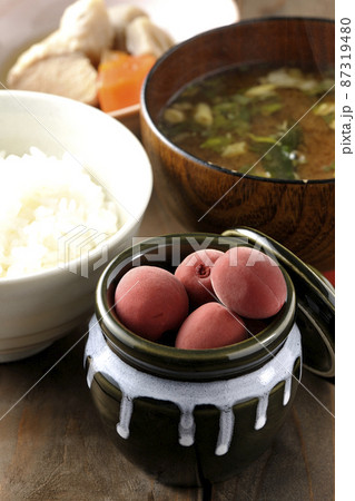 米と味噌汁と煮物とカリカリ梅 87319480