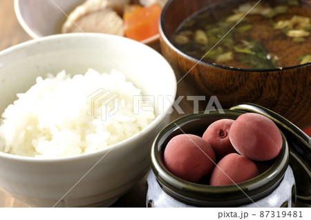 米と味噌汁と煮物とカリカリ梅 87319481