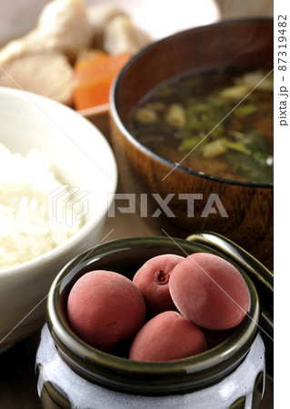 米と味噌汁と煮物とカリカリ梅 米と味噌汁と煮物とカリカリ梅 87319482