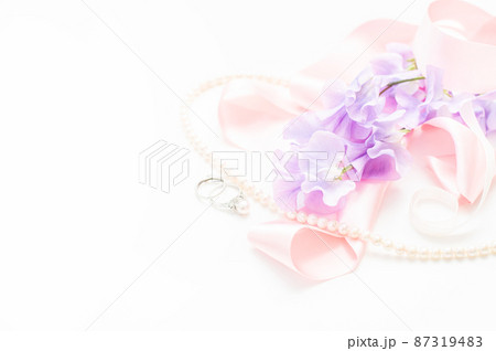 スイトピーの花、リボンと真珠のネックレス、指輪 スイトピーの花、リボンと真珠のネックレス、指輪 87319483