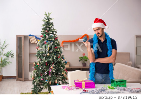Young man celebrating Christmas at home 87319615