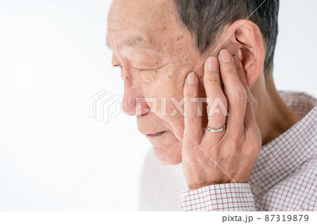 シニア男性　あご　耳　虫歯　 87319879