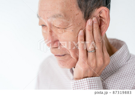 シニア男性　あご　耳　虫歯　 87319883