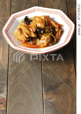 八角形の中華皿に盛り付けられた酢豚 八角形の中華皿に盛り付けられた酢豚 87319912