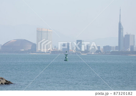 能古島の浜辺から見た福岡市街 能古島の浜辺から見た福岡市街 87320182