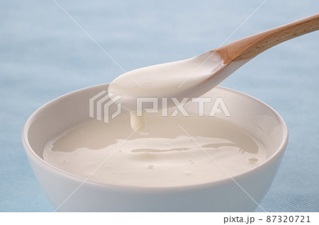 器に入ったヨーグルト 87320721