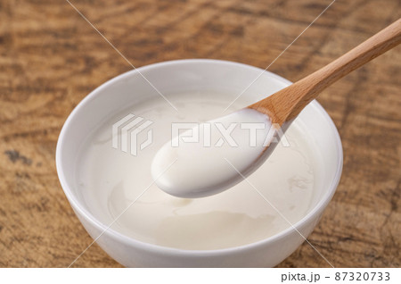 器に入ったヨーグルト 87320733