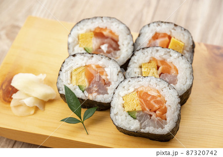 皿に盛った巻き寿司 海鮮巻 皿に盛った巻き寿司 海鮮巻 87320742