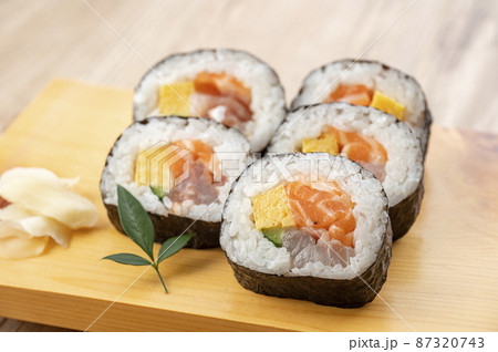 皿に盛った巻き寿司　海鮮巻 87320743