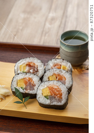 皿に盛った巻き寿司　海鮮巻 87320751