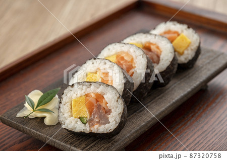 皿に盛った巻き寿司 海鮮巻 皿に盛った巻き寿司 海鮮巻 87320758