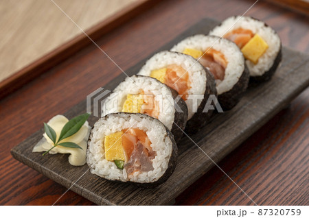 皿に盛った巻き寿司　海鮮巻 87320759