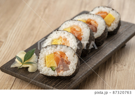 皿に盛った巻き寿司　海鮮巻 87320763