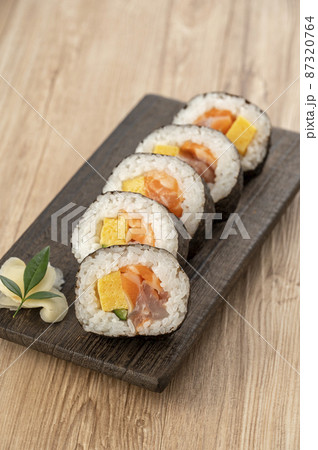 皿に盛った巻き寿司 海鮮巻 皿に盛った巻き寿司 海鮮巻 87320764