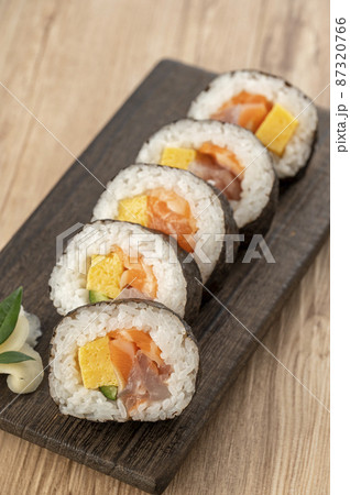 皿に盛った巻き寿司　海鮮巻 87320766