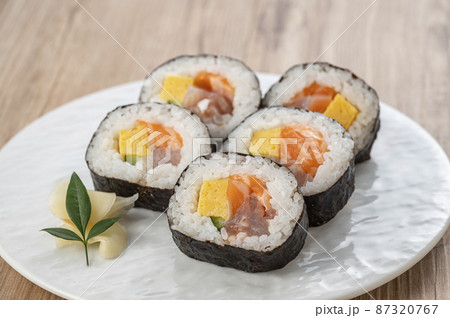 皿に盛った巻き寿司　海鮮巻 87320767