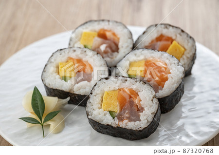 皿に盛った巻き寿司　海鮮巻 87320768