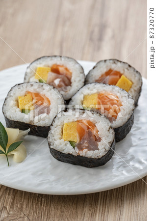 皿に盛った巻き寿司 海鮮巻 皿に盛った巻き寿司 海鮮巻 87320770