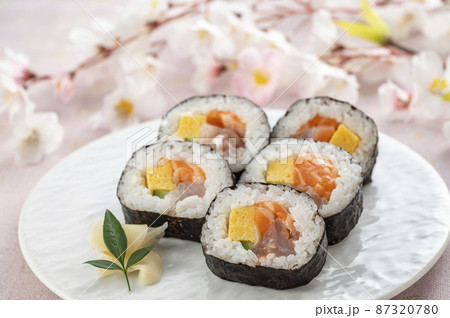皿に盛った巻き寿司　海鮮巻 87320780