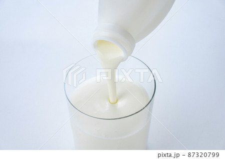 コップに飲むヨーグルトを注ぐ 87320799