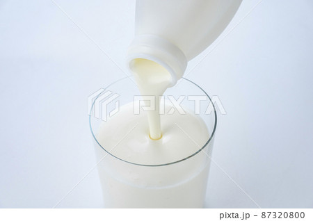 コップに飲むヨーグルトを注ぐ 87320800