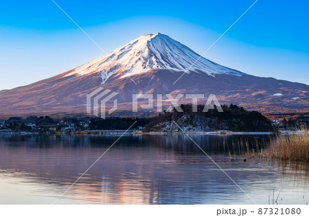 河口湖から眺める朝焼けの富士山 冬景 河口湖から眺める朝焼けの富士山 冬景 87321080