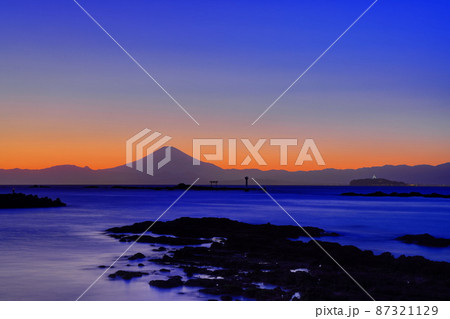 真名瀬海岸からの富士と江の島 87321129