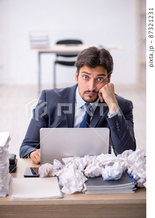 Young male employee in brainstorming concept Young male employee in brainstorming concept 87321231