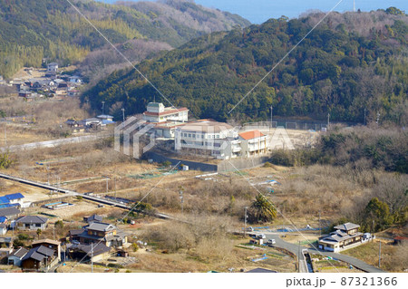 笠岡市立白石小学校と2022年休校の白石中学校の全景1 岡山県笠岡市白石島 笠岡市立白石小学校と2022年休校の白石中学校の全景1 岡山県笠岡市白石島 87321366